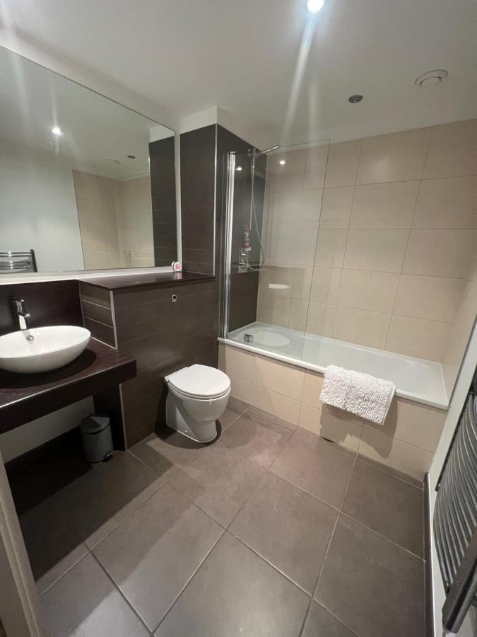 Bigkings Stylish 2 Bedroom Apartment With Free On Street Parking Manchester Bagian luar foto