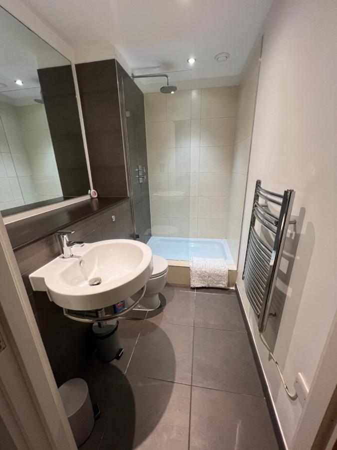 Bigkings Stylish 2 Bedroom Apartment With Free On Street Parking Manchester Bagian luar foto